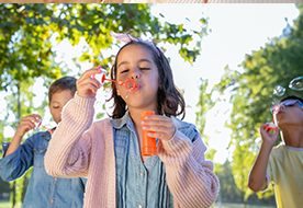 enfants qui font des bulles de savon